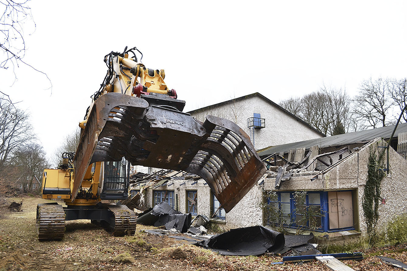 Der Bagger ist am Filmstudio Bendestorf angerollt