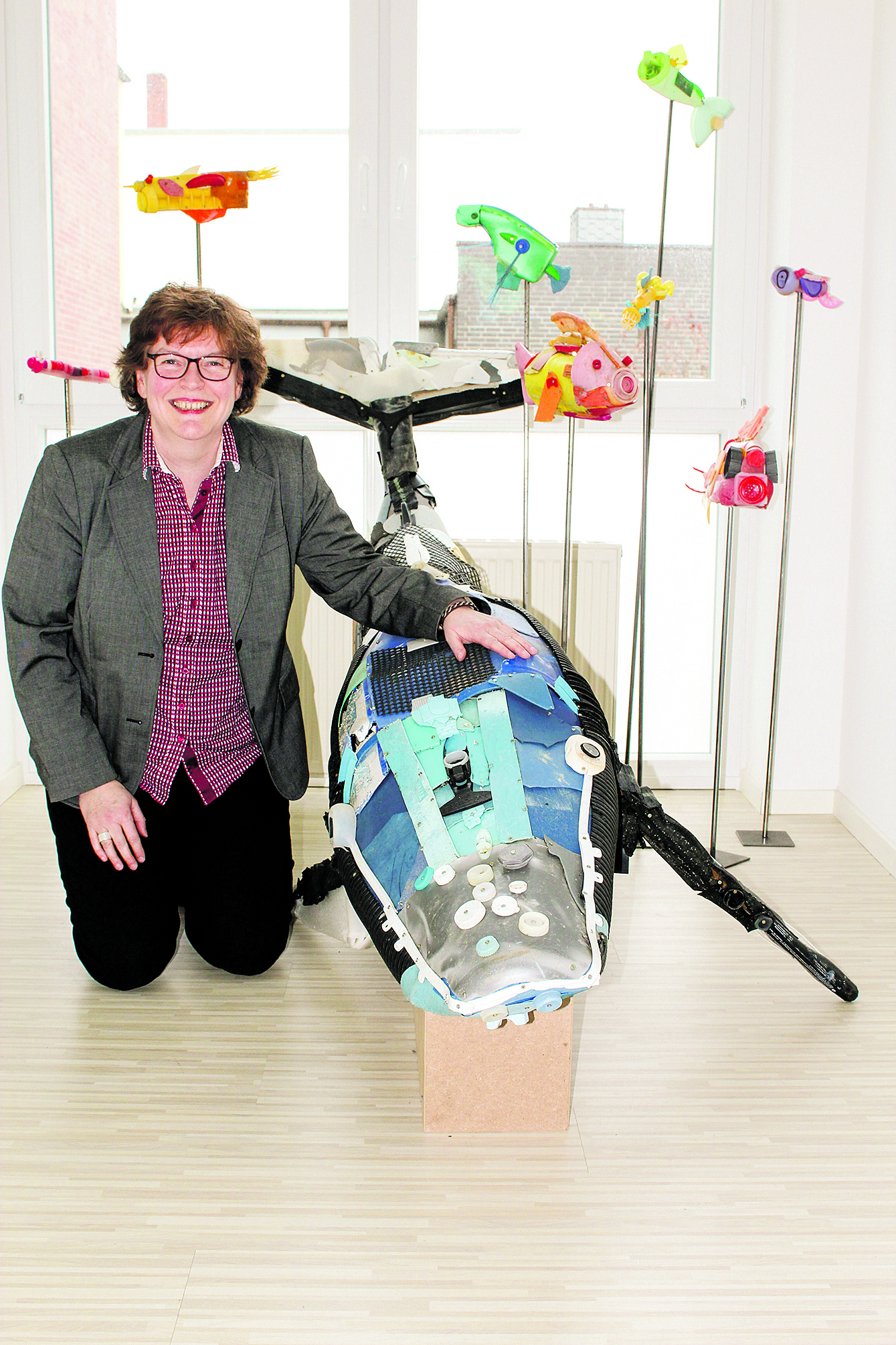 Maike Kleber mit dem zwei Meter langen Buckelwal Fotos: thl