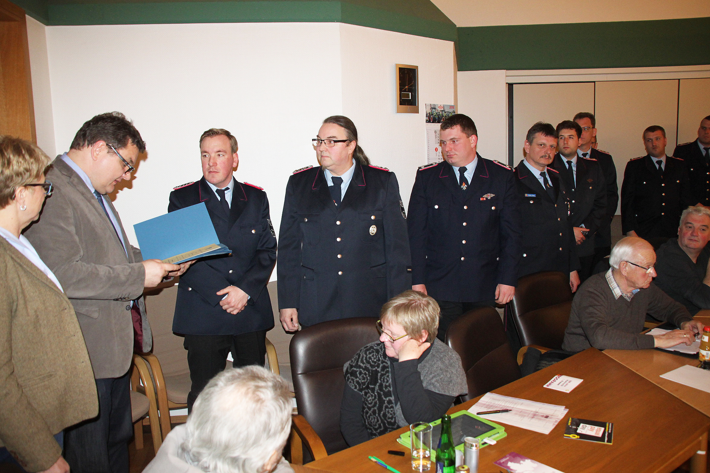 Samtgemeinde-Bürgermeister Holger Falcke (li.) überreicht Ernnungsurkunden an (v. li.) Patrick Dittmer und Olaf-Frank Lührs aus Engelschoff sowie an weitere Funktionsträger
