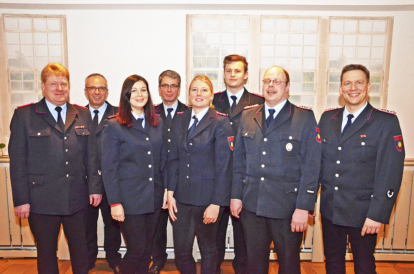 Gratulation zur Beförderung (v. li.): Jörn Petersen, Volker Bellmann, Alena Gehrmann, Gernot Breitschuh, Nadja Brumm, Henrik Frost, Christian Fahl und Niko Lauer