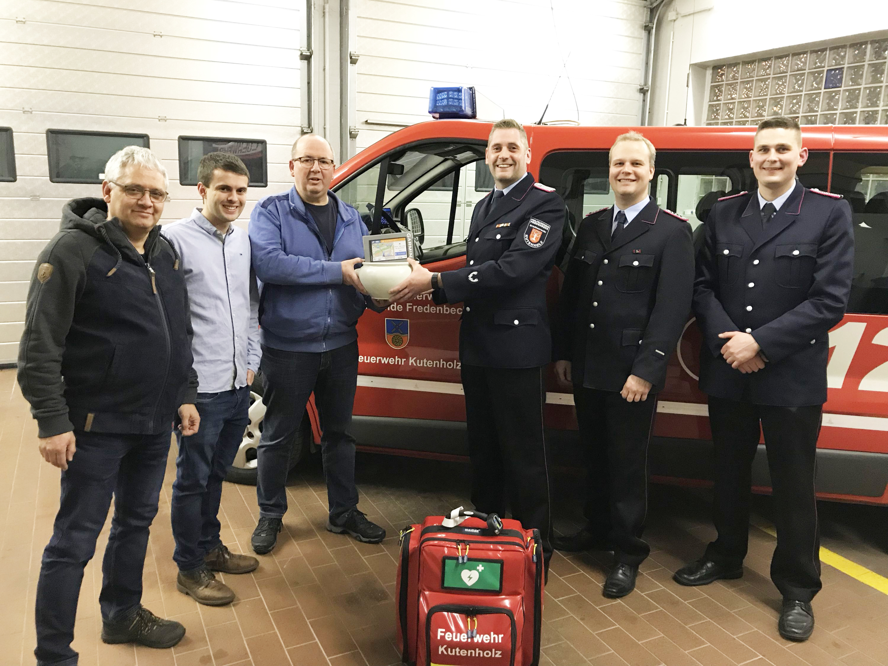 Übergabe des Navigationsgerätes (v.li.): AED-Beauftragter Torben Bockelmann, stellv. Ortsbrandmeister Alexander Gosler, Ortsbrandmeister Danny Waltersdorf sowie Rudi Meyn, Kevin Ulshöfer und Jürgen Lammers vom Runden Tisch Kutenholz
