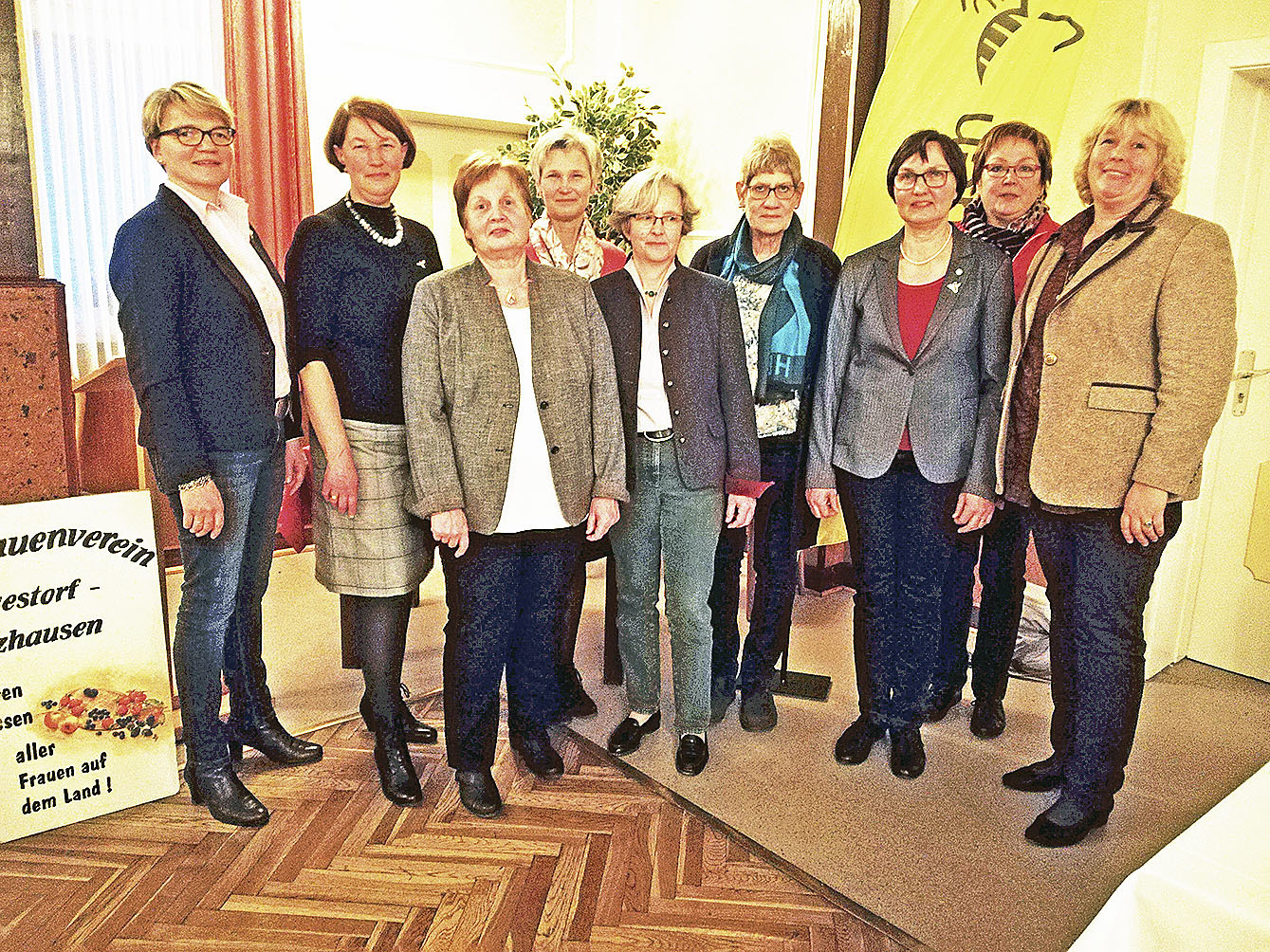 Die scheidende Vorsitzende und der neue Vorstand (v. li.): Sabine Peper, Marina Koch, Hilke Isermann, Karin Baier, Katharina Danne, Renate Luckmann, Jutta Helmke, Annegret Drewes und
Anke Jagau