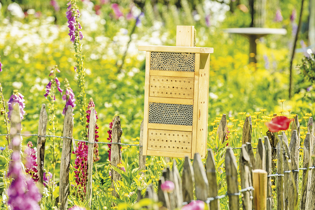 Ein Wildbienenhaus mit unterschiedlich großen Öffnungen bieten den nützlichen Insekten Heim und Unterschlupf