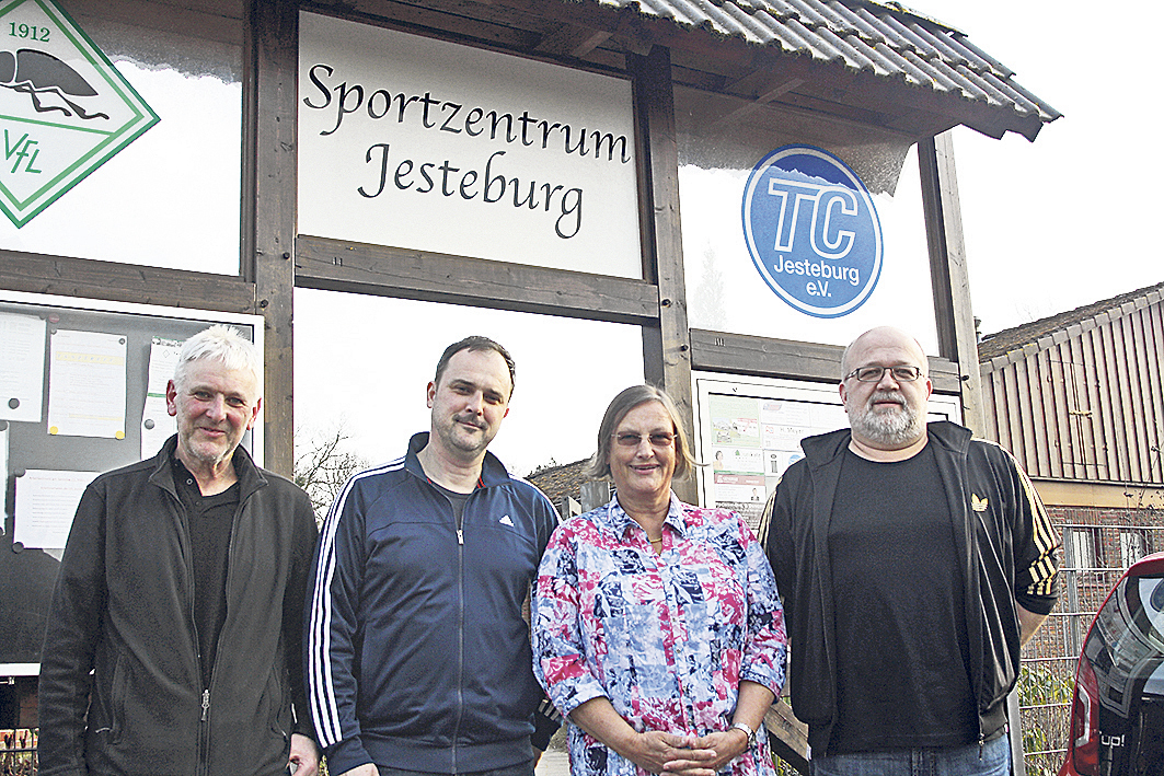 Der langjährige VfL-Vorsitzende Helmut Meyer (v. li.) wird dem Vorstand um Konstanin Muffert, Maja Waburg und Mirco Steinberg als Beiratsmitglied zur Seite stehen