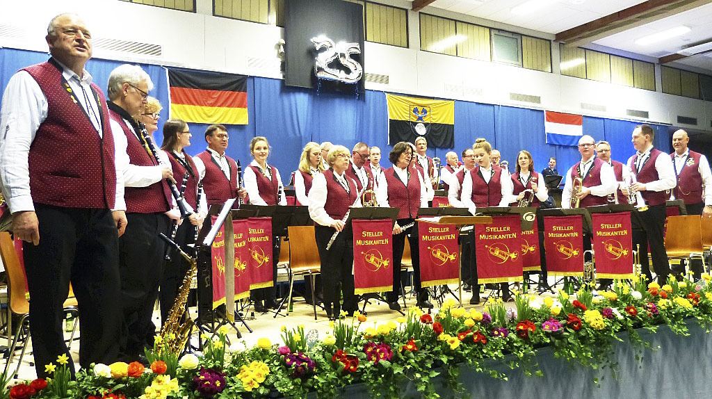 Die Steller Musikanten mit Dirigent Hermann Köhler (li.)