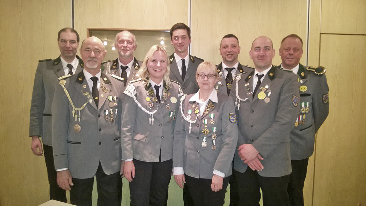 Übernehmen beim Schützenverein Schierhorn Veratwortung (v. li.): Christian Blecken, Herbert Blecken, Matthias Kloft, Claudia Henk, Malte Reucher, Julia Scaturro, Christian Baasch, Benjamin Blecken und Jörg Schwertfeger
