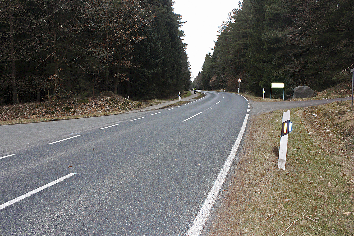 Die Geschwindigkeitsbegrenzung gilt erst nach der Einmüdung zum Parkplatz (links) und der
Fortsetzung des Europäischen Fernwanderwegs (rechts)