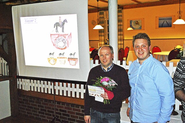 Bei der Kür des Gewinners: Wappen-Ideengeber Bernd Gellersen (li.) und Ratsherr Thilo Schröder