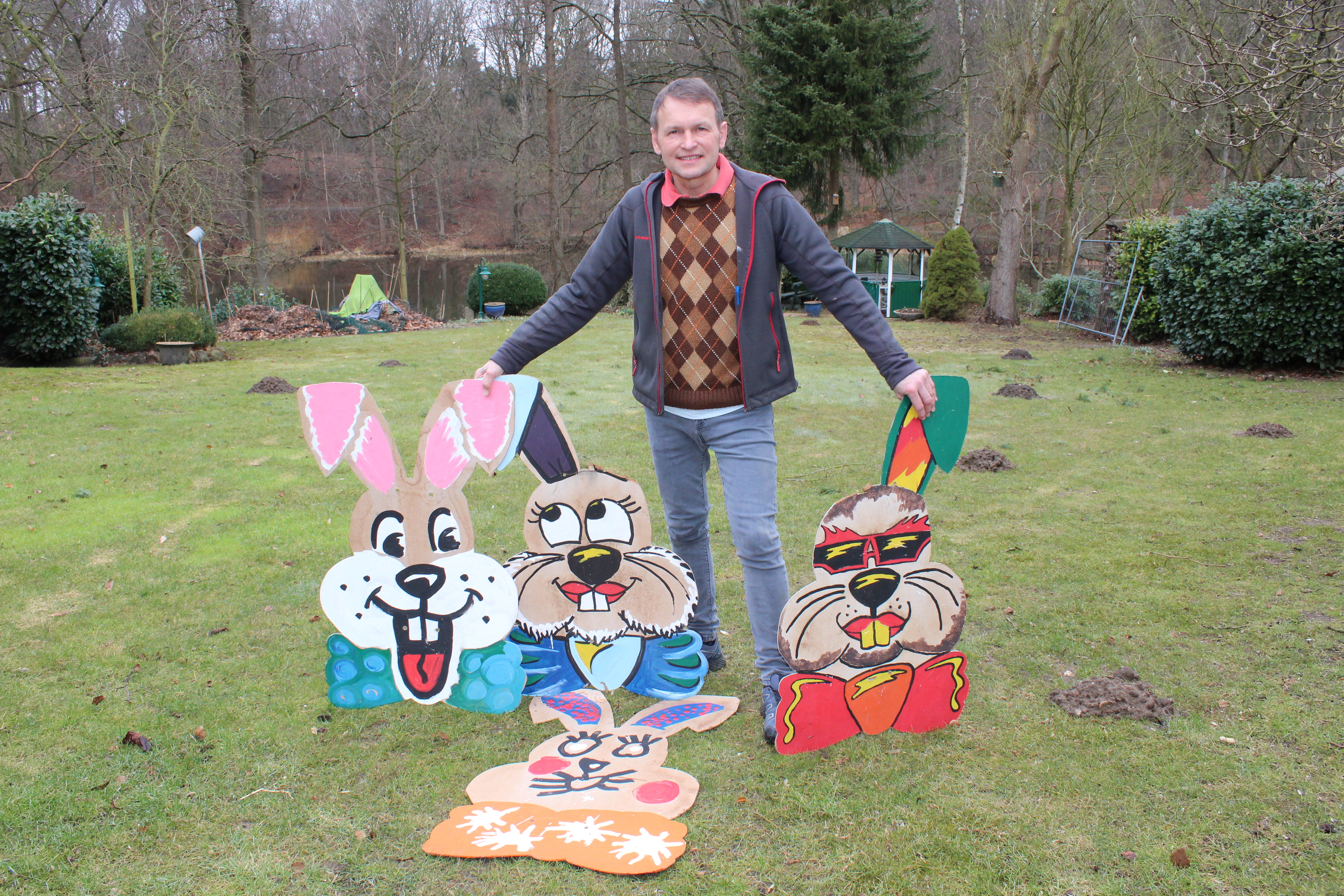 Die bunten Sperrholz-Hasen sind teilweise in die Jahre gekommen. Holger Schlichting hofft auf Sponsoren, die für das kommende Jahr neue Langohren spenden