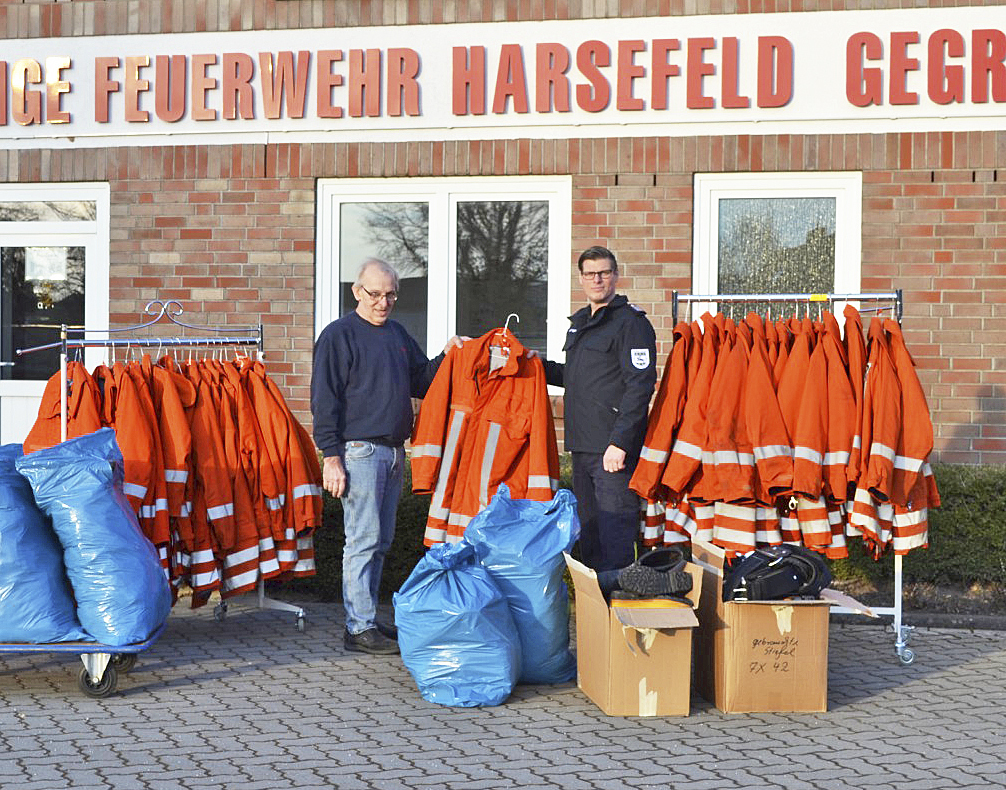 Der Harsefelder Kleiderkammerwart Peter Prigge (re.) übergibt die Einsatzkleidung an Carsten Hoenig Foto: Feuerwehr
