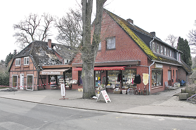 "Heitmanns Hökerladen" am Morgen nach dem Feuer vor fünf Jahren. Es war Brandstiftung