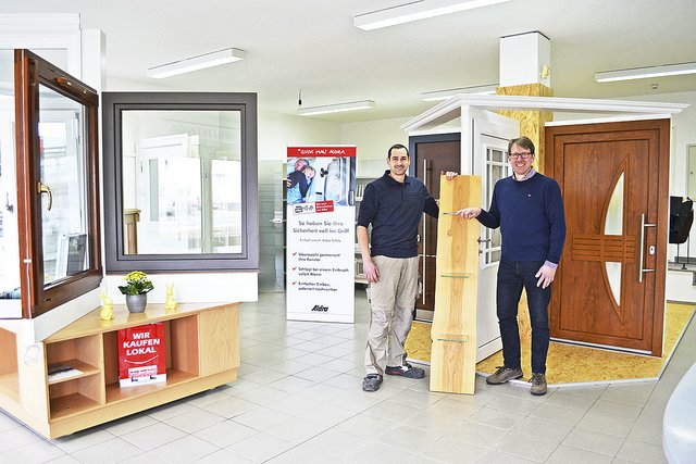 Stehen für Fragen der Kunden in den Ausstellungsräumen zur Verfügung:
Tischlermeister Oliver Gerhardt (li.) und Tischler Bernd Müller