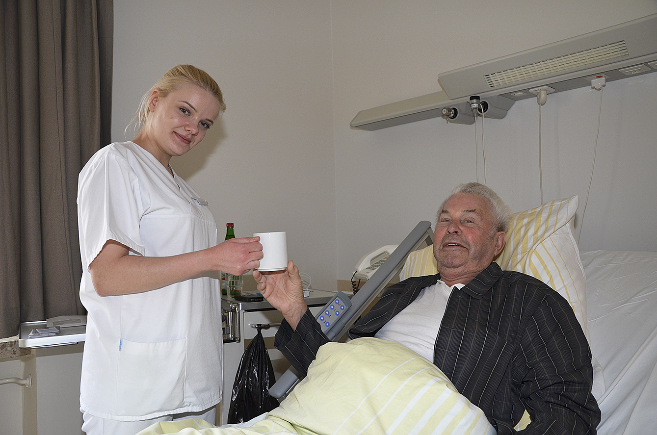Eine Tasse Kaffee und ein freundliches Wort: Irina Spannenberger kümmert sich gern um ihre
Patienten
