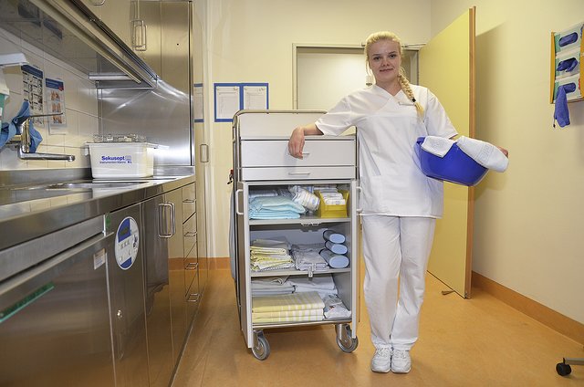 Mit diesem Wagen zieht Irina Spannenberger über die Station, um die Bettwäsche zu wechseln
