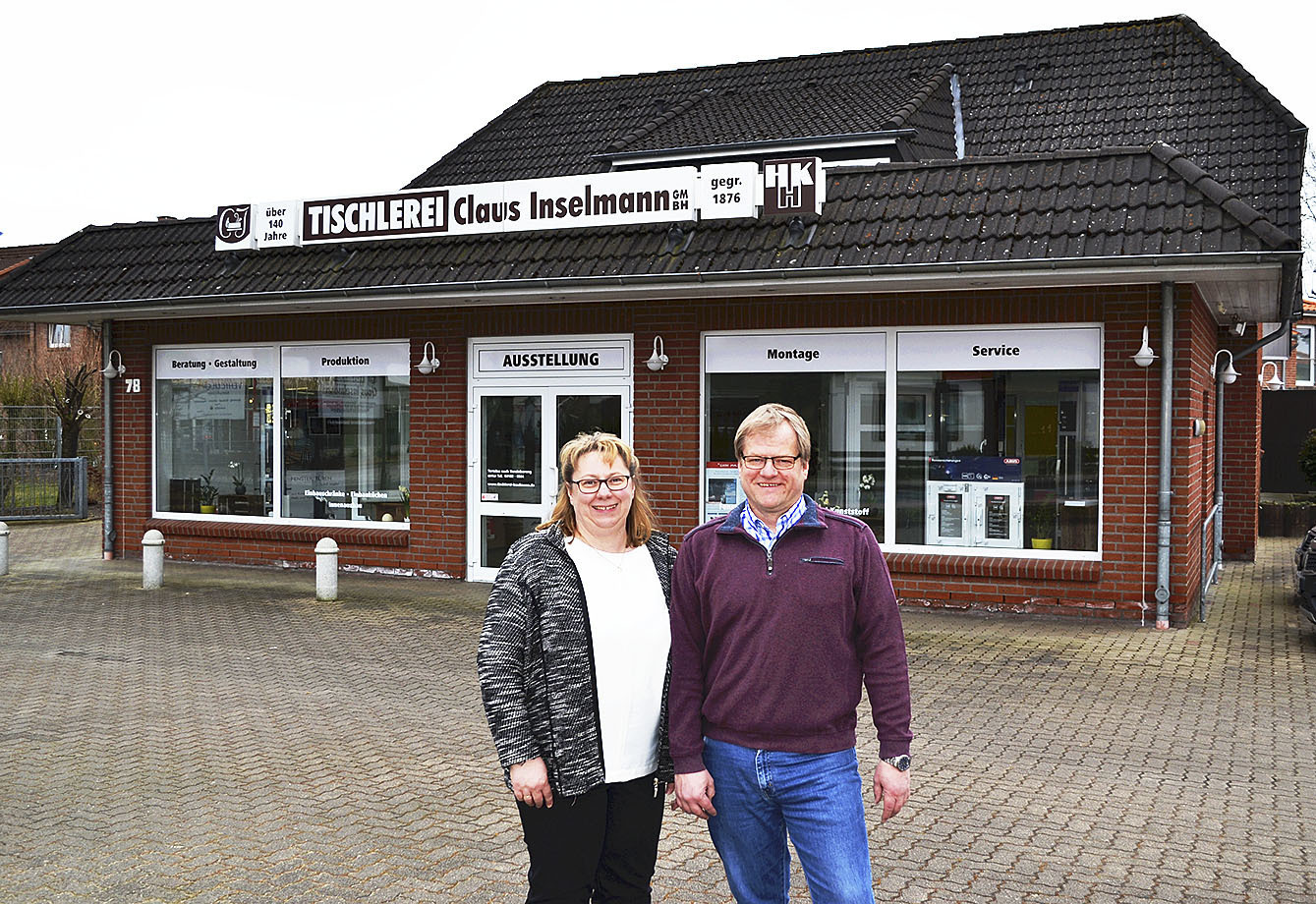 Sissi und Joachim Inselmann vor den neuen Ausstellungsräumen in der Bahnhofstraße 78Fotos: bim
