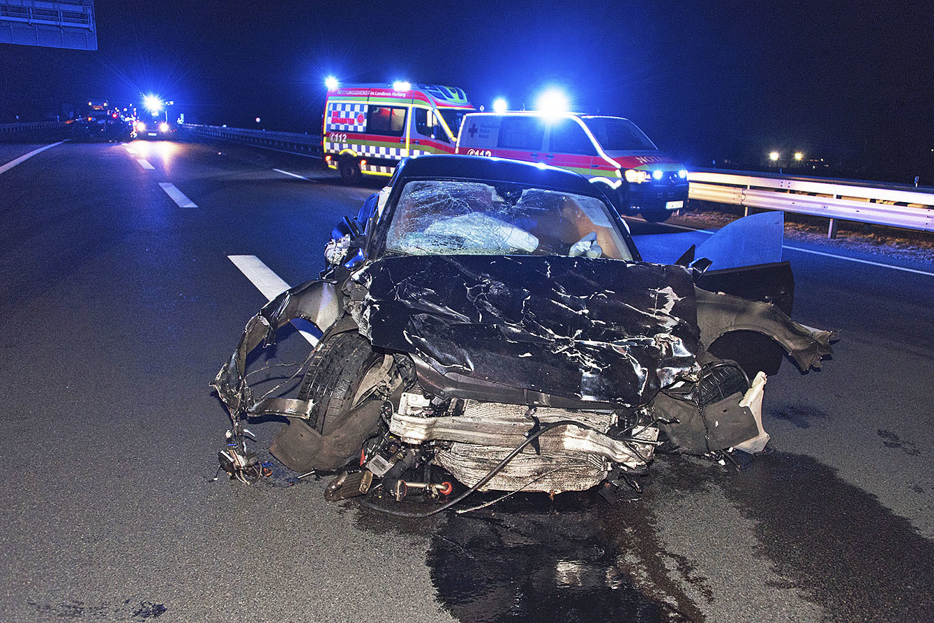 Der beschädigte Audi nach dem Unfall: Die Audi-Fahrerin erlitt leichte Verletzungen, ihre Beifahrerin wurde schwer verletzt