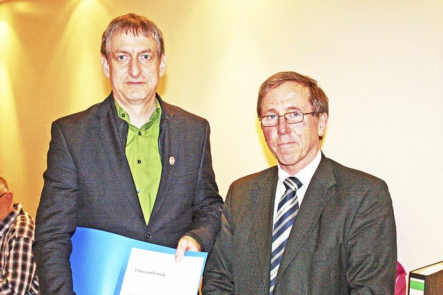 Dank für Engagement im Aufsichtsrat: Peter Schäfer (li.) wurde von Verbandsprüfer Klaus Arndt ausgezeichnet