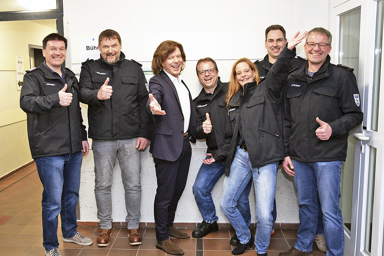 Jürgen Drews mit dem Orga-Team der Harsefelder Feuerwehr Foto: Feuerwehr