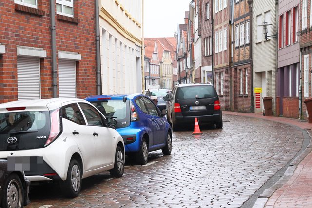 Platzmangel an der engen Bungenstraße in der Altstadt Fotos: tp