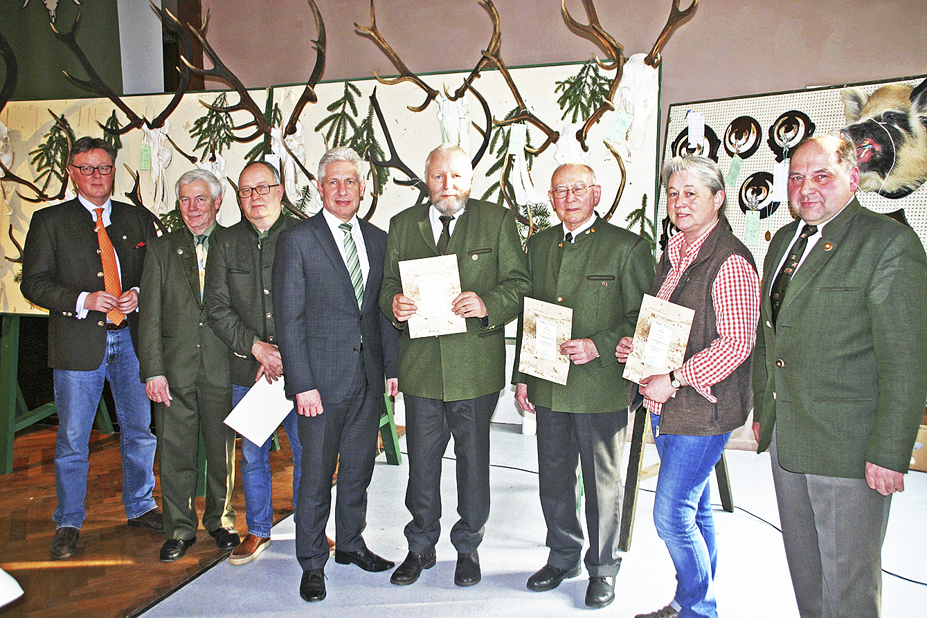 Gratulation zur Ehrung: die Ausgezeichneten mit dem JLH-Vorsitzenden Horst Günter Jagau (re.), Landrat Rainer Rempe (4. v. li.) und Kreisjägermeister Norbert Leben (2. v. li.)