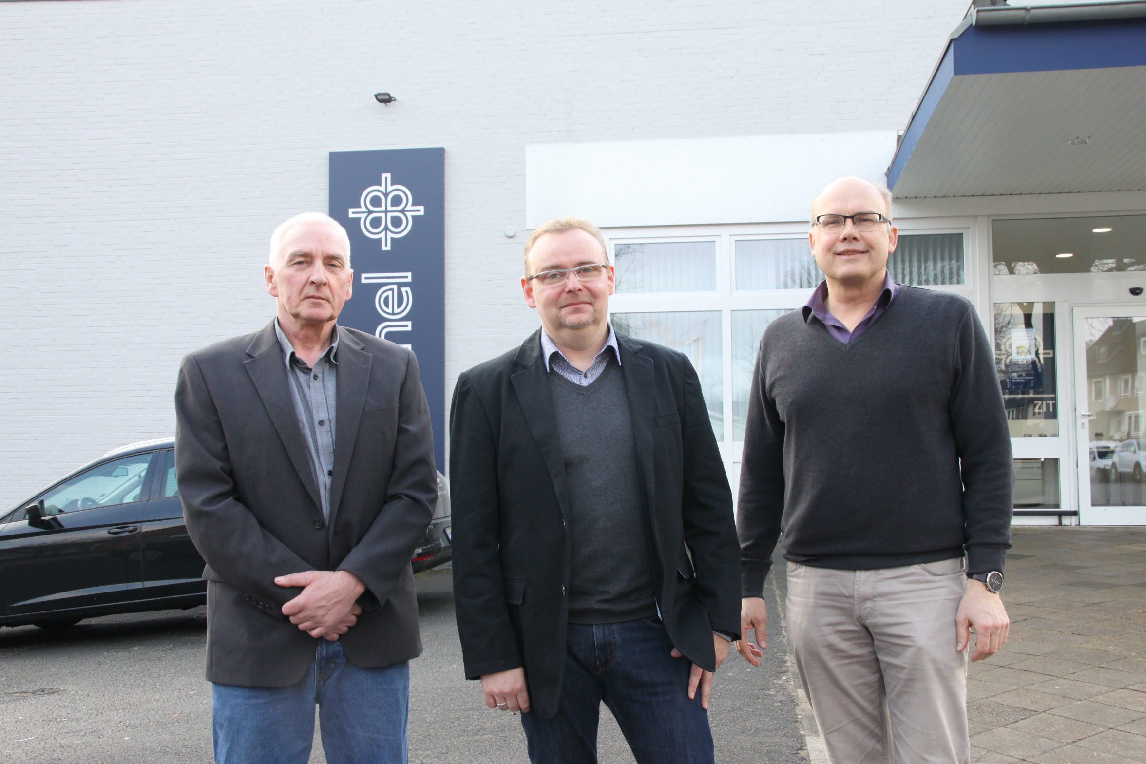 Vor dem Zentrum für Inklusion und Teilhhabe (ZIT, v. li.): Leiter Holger Voss, Andreas Hohnhorst, Regionalleiter der Eingliederungshilfe, und Pastor Volker Dieterich-Domröse