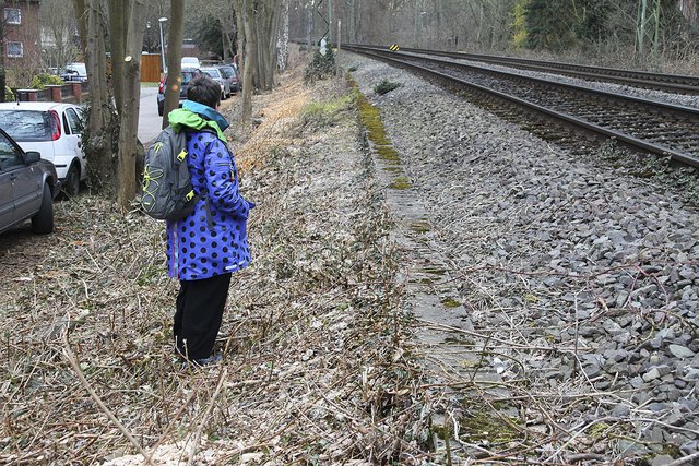 Karin Wichel auf der Rodungsfläche am Bahndamm