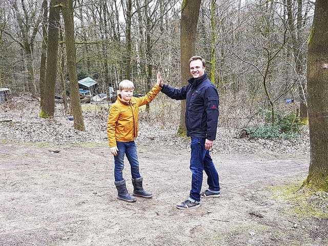 Abklatschen: Jan Lürtzing-Brodersen kann seinem Sohn Lukas den Wunsch auf eine Schule, wie er sie braucht, erfüllen