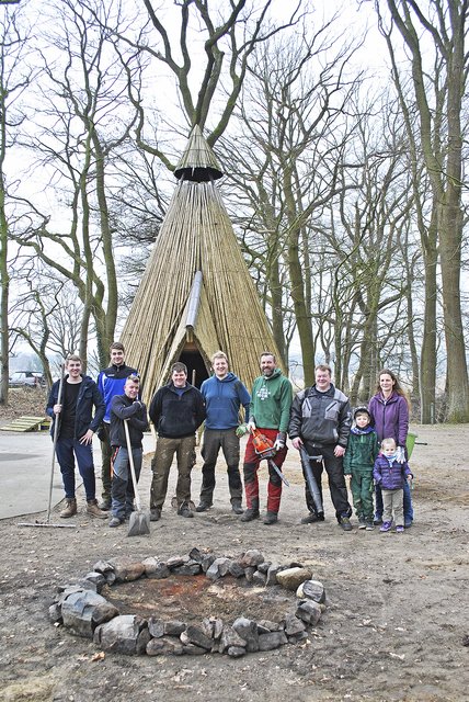 Das Kümmerer-Team: Initiator Jörg Kraus (mit Motorsäge) und seine Mitstreiter vor der Köhlerhütte