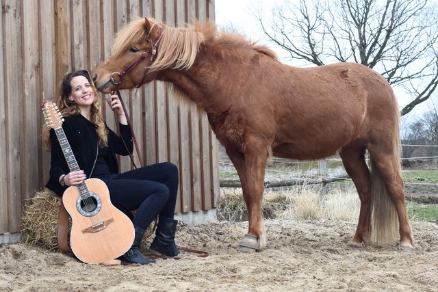 Mag den Country-Lifestyle: Anne Voss mit Pferd und Gitarre | Foto: Anne Voss privat