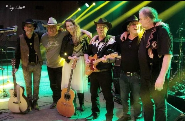 Anne Voss mit der "New Blue Mountain Band" | Foto: Ingo Schmitt