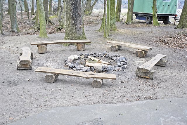 Einladende Atmosphäre: Von der Feuerwehr gespendete Bänke stehen um die Lagerfeuerstätte