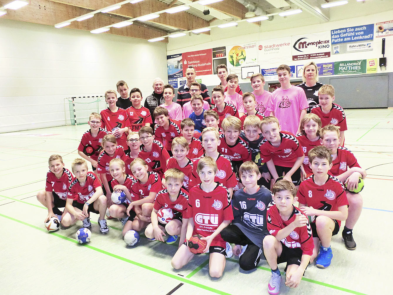 Freuten sich über die Veranstaltung (hintere Reihe von links): Hans-Jürgen Förster (KKI-Vorstand) und die Trainer Stefan Meyer, Noah Schlünss sowie Birgitt Ratfeld