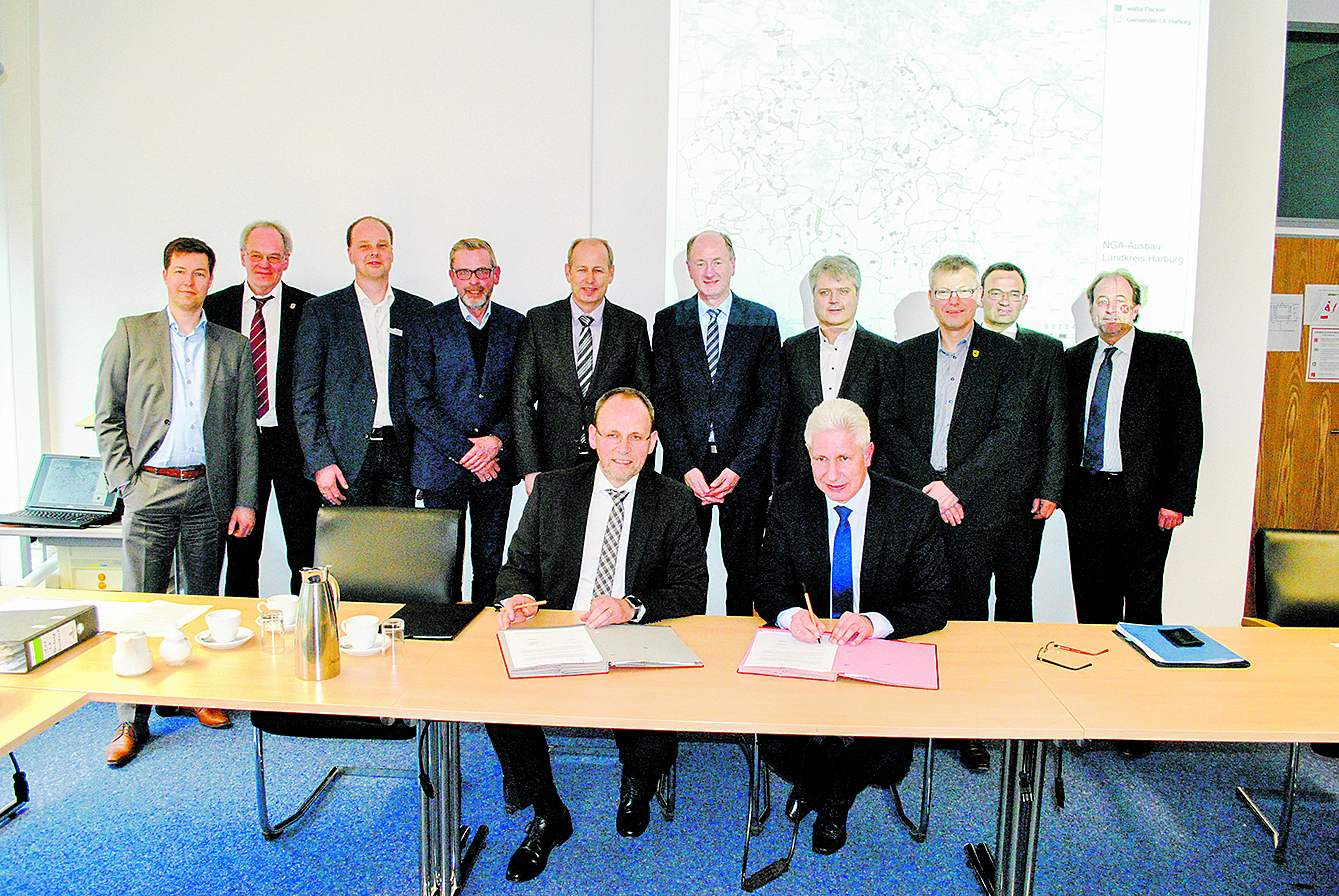 Bei der Vertragsunterzeichnung: Landrat Rainer Rempe und Rudolph Markschläger, Geschäftsführer der EWE TEL GmbH (vorne, v. re.) mit Vertretern der EWE und Verwaltungschefs der beteiligten Kommunen