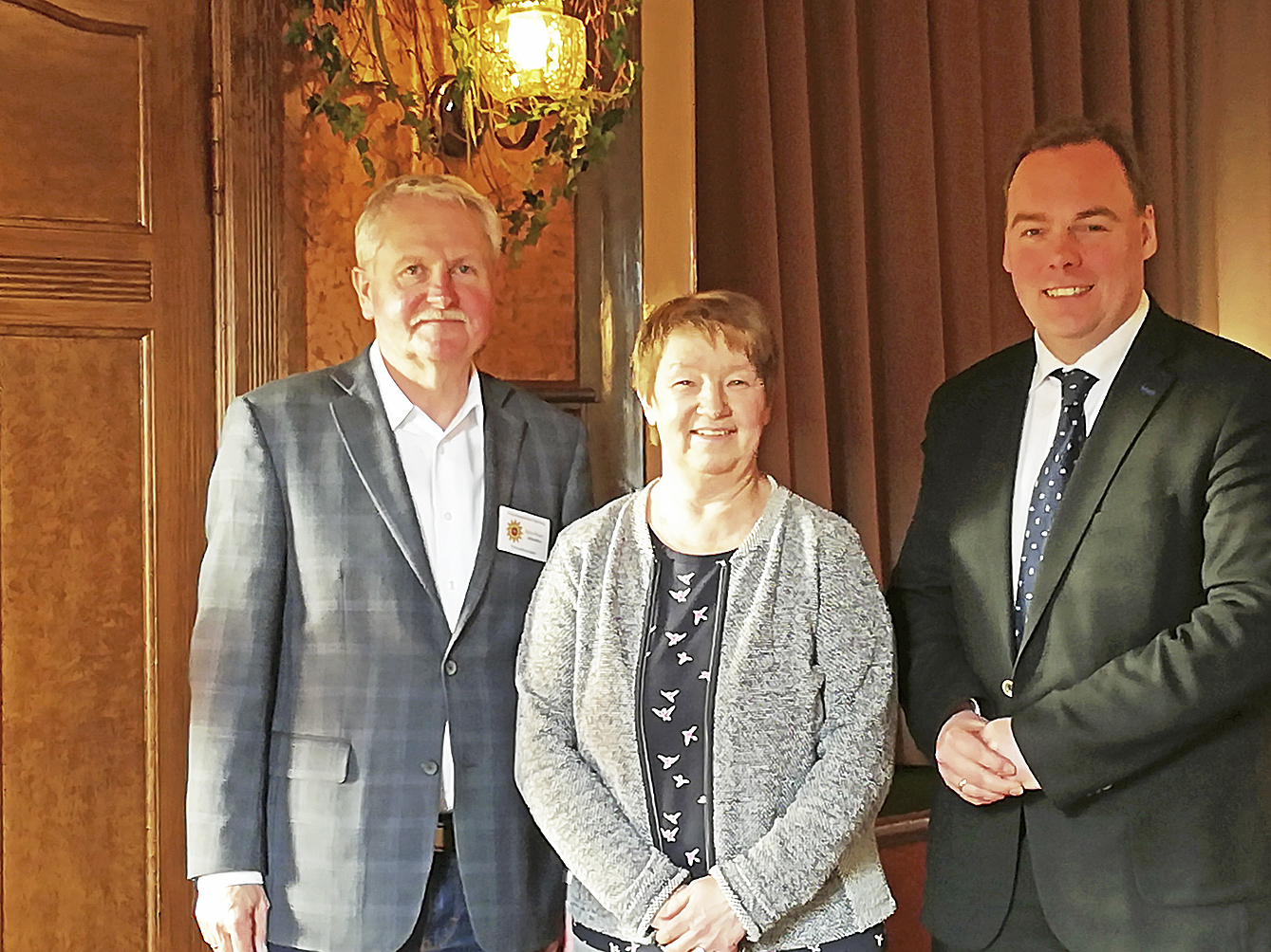 Auf der Versammlung (v. li.): Referent Heinz-Walter Johanßon, Ortsvorsteherin Regina Schaefer und Bürgermeister André Wiese