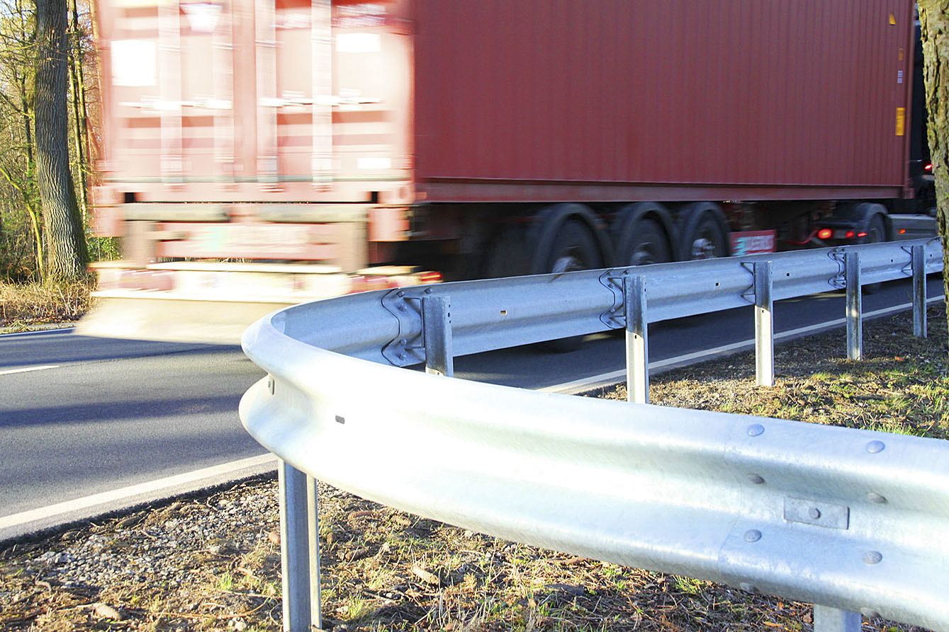 Neue, besonders abgerundete und flexible Schutzplanken wurden an der B74 - hier in Hagenah - errichtet
