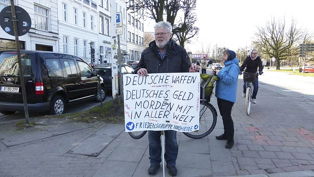 Vor der Demonstration: Christian Keunecke von der Friedensgruppe Nordheide