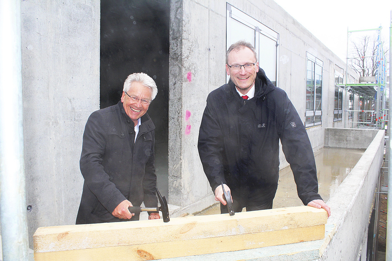Rosengartens Bürgermeister Dirk Seidler (re.) und Peter Kuttner (Industriebau Wernigerode)
hämmern den traditionellen "letzten" Nagel ein Fotos: as