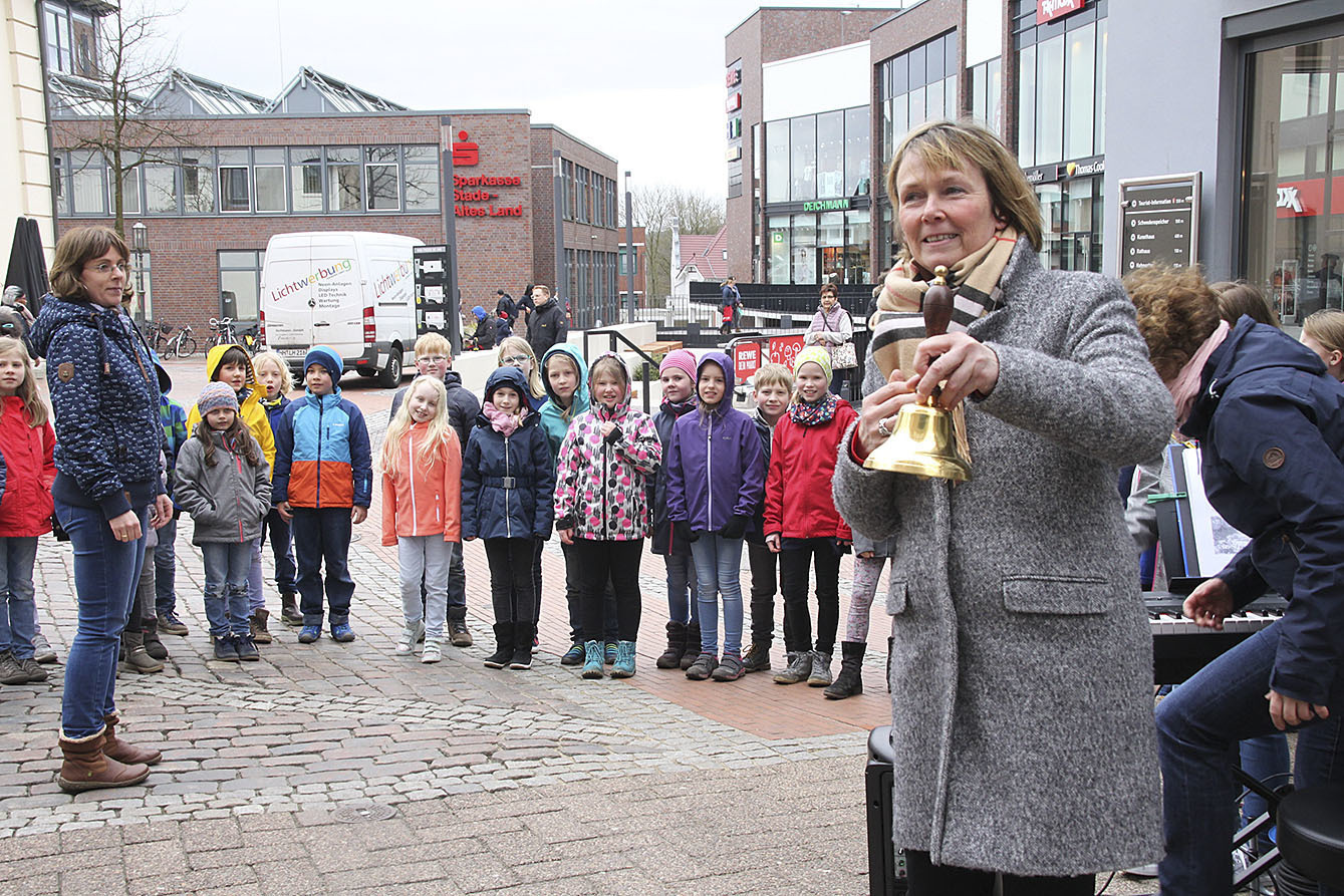 Markt-Start mit Glockenklang: Bürgermeisterin Silvia Nieber (re.) und die jungen Sänger des
Pestalozzi-Grundschulchores auf dem Pferdemarkt Fotos: tp