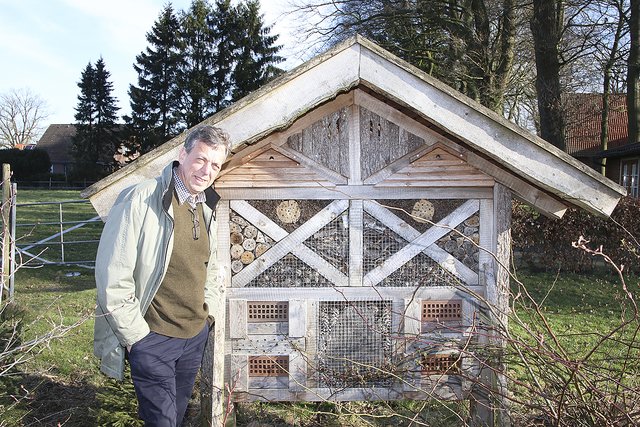 Der Politiker hat auf seinem Hof ein "Insektenhotel" aufgestellt