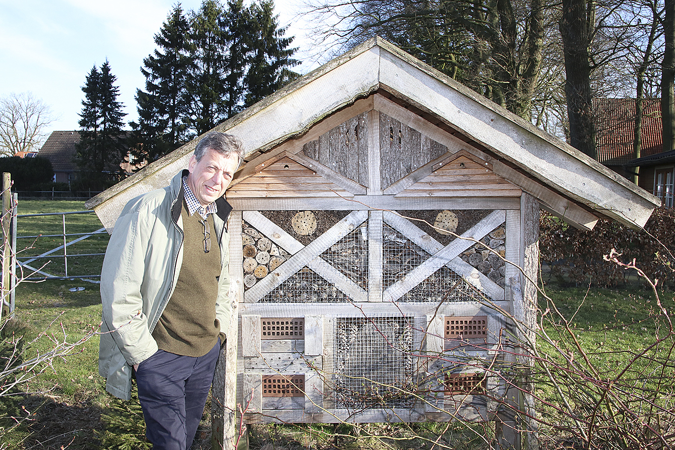 Der Politiker hat auf seinem Hof ein "Insektenhotel" aufgestellt