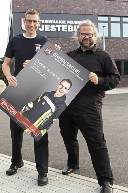 Der Auftakt einer beeindruckenden Aktion: Feuerwehr-Sprecher Dennis Tschense (li.) und Fördervereinsmitglied Hauke Gilbert mit einem der Anzeigenmotive