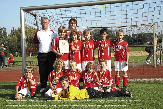 Erfolgreiches Trainer-Ehepaar: Manuela und Dirk Henke mit ihrer
Jugendmannschaft im Jahr 2011
