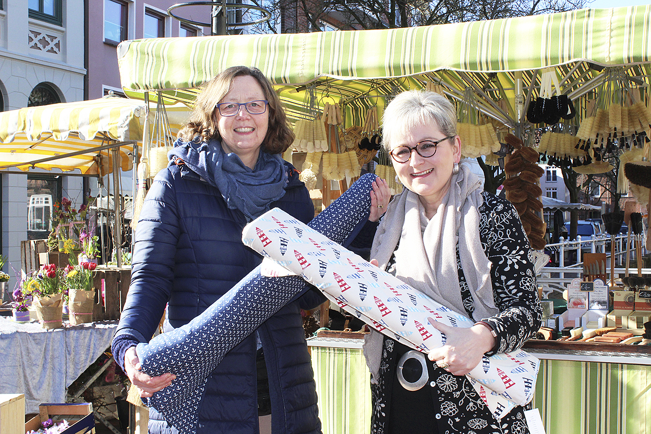 Claudia Gladbach (li.) und Ricarda Henning mit aktuellen Stoffen vor dem Bürstenstand am Fleth Foto: wd
