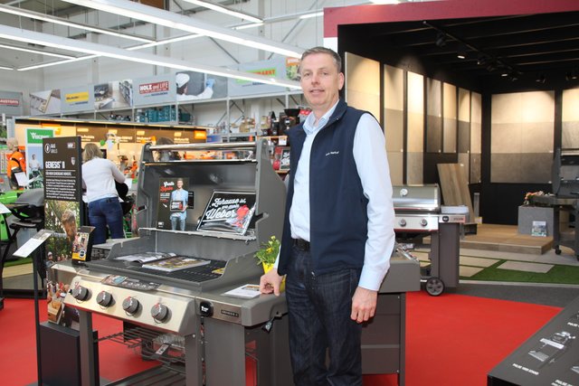 Marco Hartlef, Prokurist bei Hasselbring, mit dem umfangreichen Weber-Grillsortiment