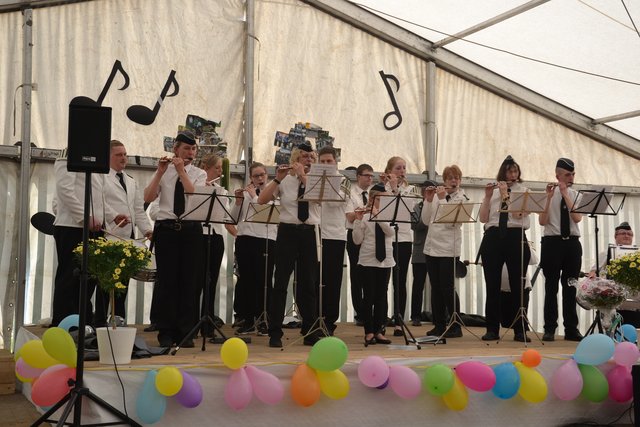 Die Spielmannszüge aus Issendorf und Wolfsbruch musizierten zusammen auf der Bühne