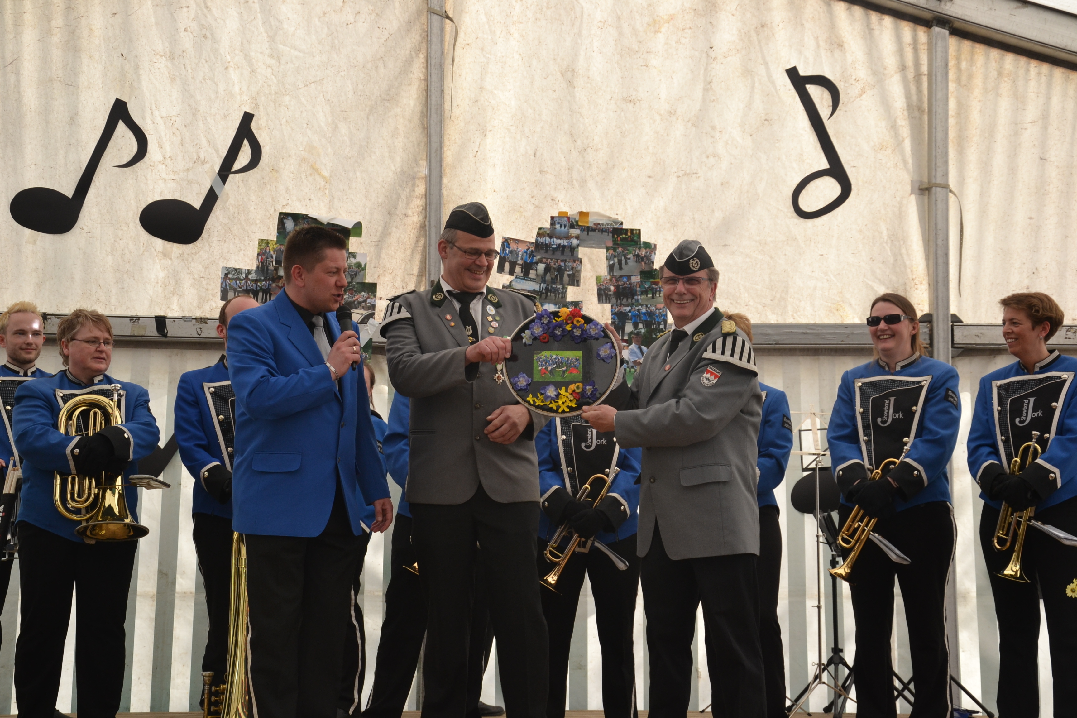 Die Jorker Showband übergibt ihr Geschenk an Henry Obst und Joachim Geldner (v.r.)