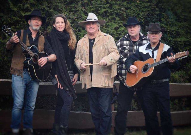 Die "New Blue Mountain Band" mit Schlagzeuger Dirk Ludewig (Mitte). Er holte Anne Voss in die Gruppe | Foto: New Blue Mountain Band