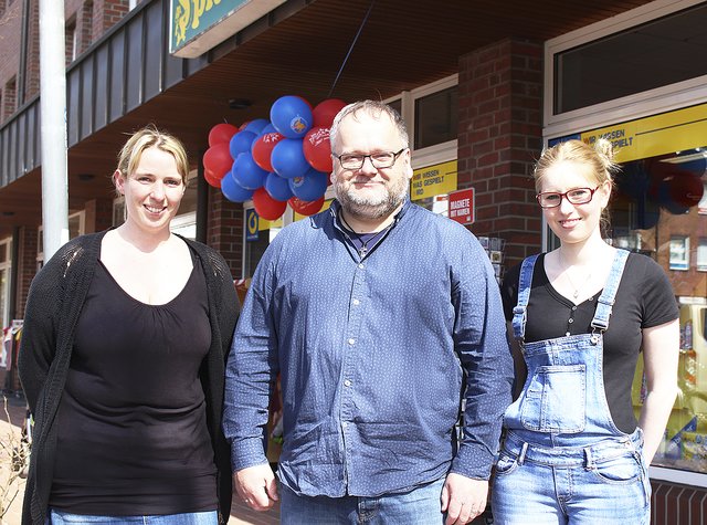 Findet das Konzept der "Craft-Days" gut: 
"Spielhörnchen"-Inhaber Bernd Gaulke und seine 
Mitarbeiterinnen Jessica Pätzold (li.) und Lina Stattkus