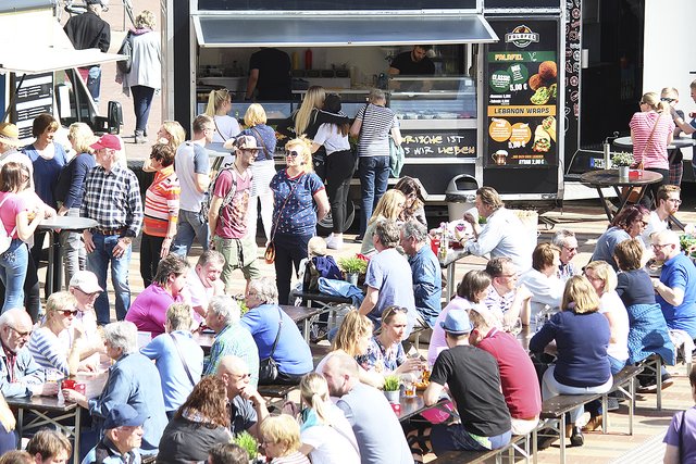 Dicht gedrängt saßen am Sonntag zahlreiche Besucher auf dem Peets Hof zusammen - die "Craft-Days" in Verbindung mit einem verkaufsoffenen Sonntag kamen sehr gut an