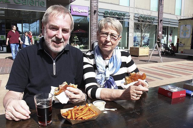 Dierk und Annelie Oberüber machten es am Sonntag genau richtig. Erst genossen die beiden Buchholzer leckere Burger, dann ging es in die Geschäfte